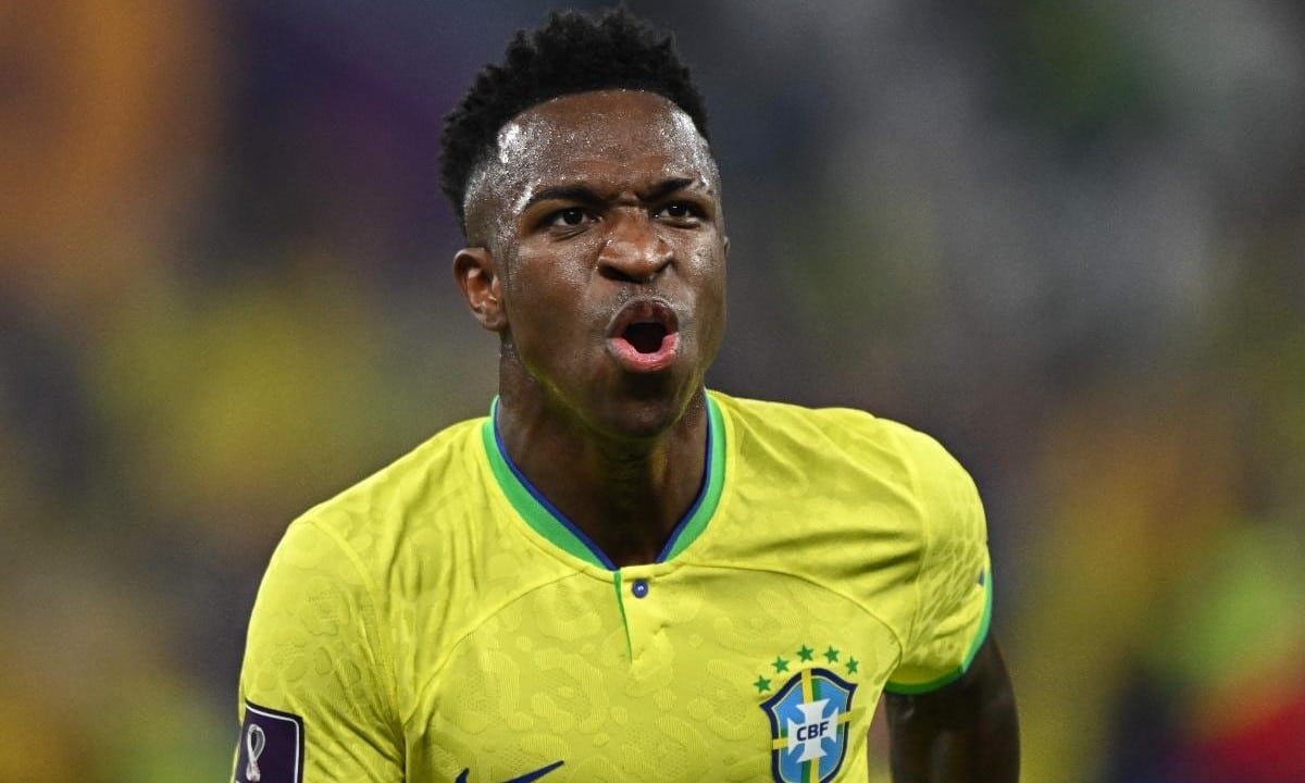 Vini Jr em partida da Seleção Brasileira na Copa do Mundo de 2022, no Catar (foto: MANAN VATSYAYANA/AFP)