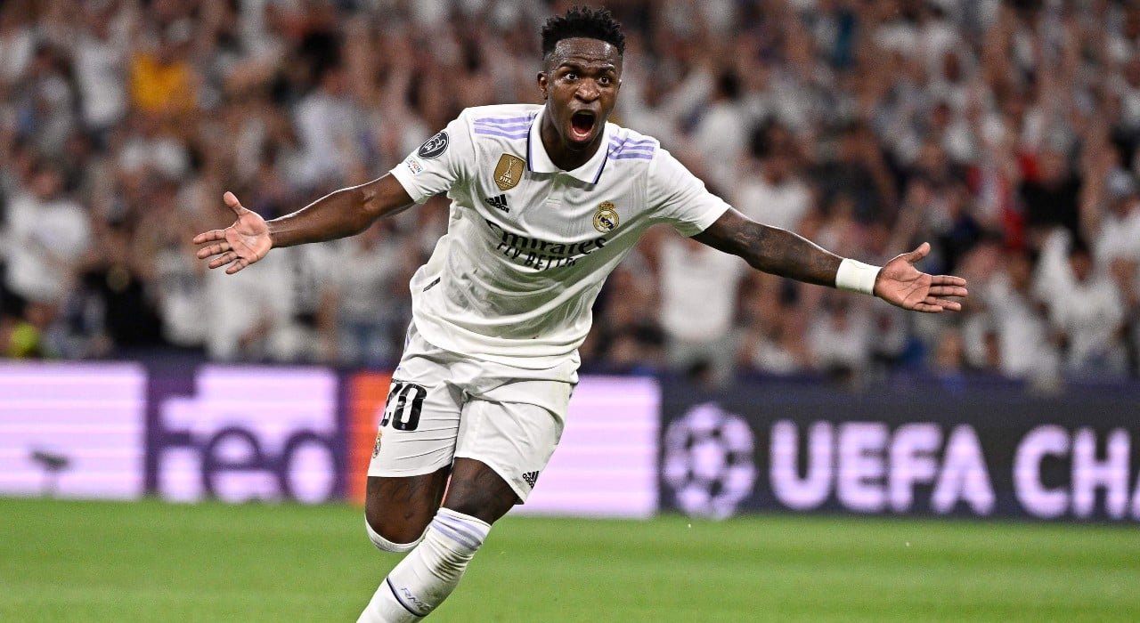 O atacante brasileiro do Real Madrid, Vinicius Junior, comemora depois de marcar o primeiro gol de seu time durante a partida entre Real Madrid e Manchester City pela semifinal da Liga dos Campeões, no Santiago Bernabéu, em Madrid, no 9 de maio de 2023. (foto: JAVIER SORIANO / AFP)