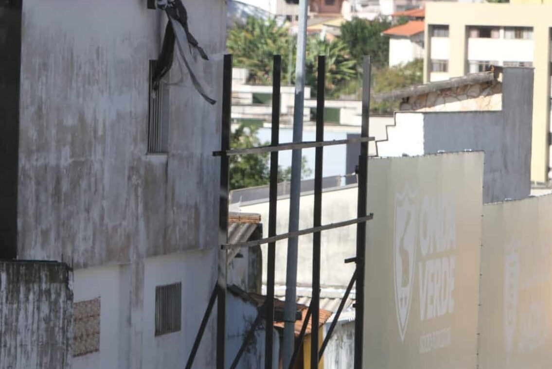 Placa retirada do Independência (foto: Edésio Ferreira / EM DA PRESS)