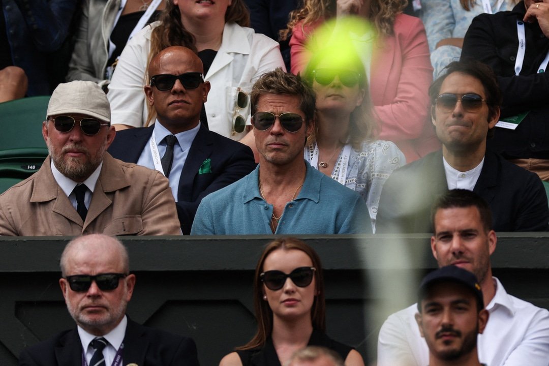Brad Pitt e outros famosos acompanham final do torneio de Wimbledon na Inglaterra (foto: ADRIAN DENNIS / AFP)