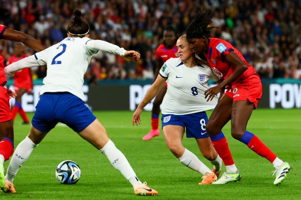 Imagem de jogo entre Inglaterra e Haiti pela Copa do Mundo Feminina (foto: Patrick Hamilton/AFP)