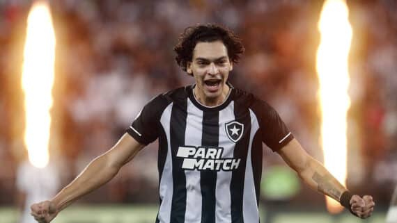 Matheus Nascimento comemorando com a camisa do Botafogo (foto: Vítor Silva/Botafogo)