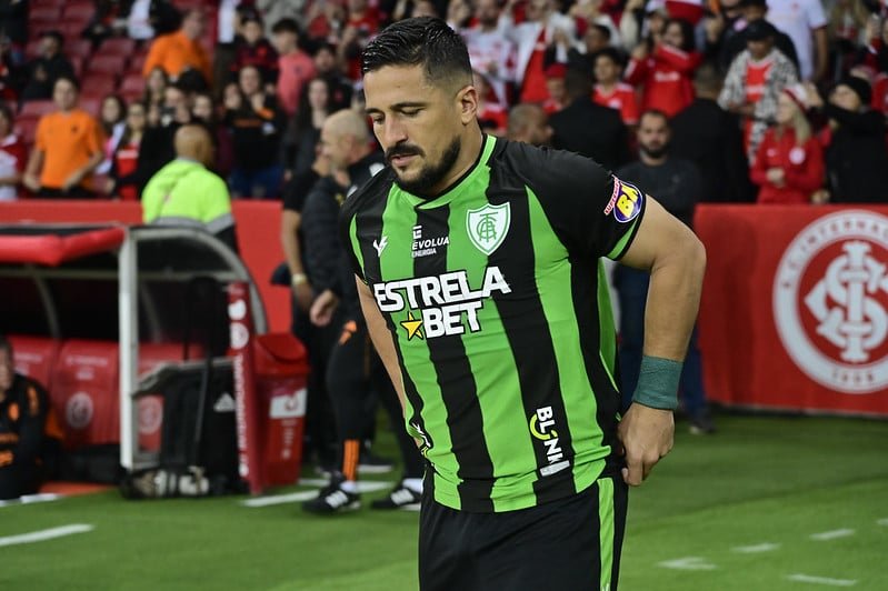 Atacante Aloísio não estará em campo na partida de volta das quartas de final da Copa do Brasil (foto: Mourão Panda / América)