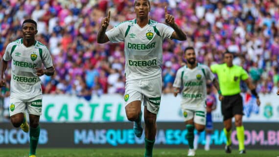 Goleiro do Fortaleza falha e Deyverson marca gol da vitória do Dourado (foto: AssCom Dourado)