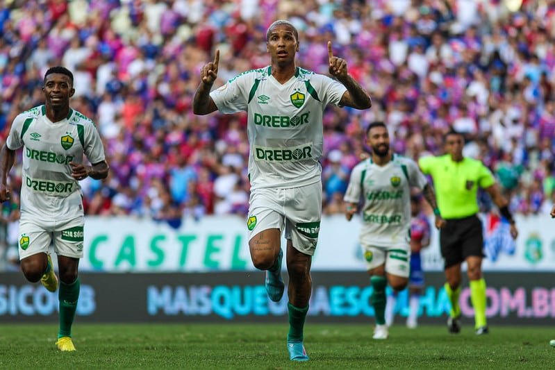 Goleiro do Fortaleza falha e Deyverson marca gol da vitória do Dourado (foto: AssCom Dourado)