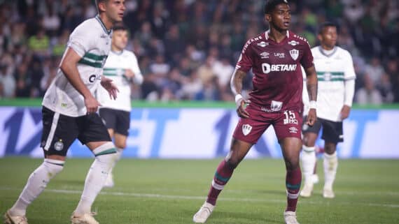 Jogadores do Coritiba marcam atleta do Fluminense durante partida do Campeonato Brasileiro (foto: MARCELO GONÇALVES / FLUMINENSE FC)