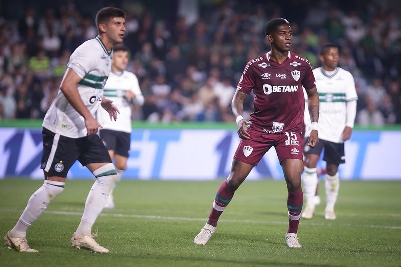 Jogadores do Coritiba marcam atleta do Fluminense durante partida do Campeonato Brasileiro (foto: MARCELO GONÇALVES / FLUMINENSE FC)