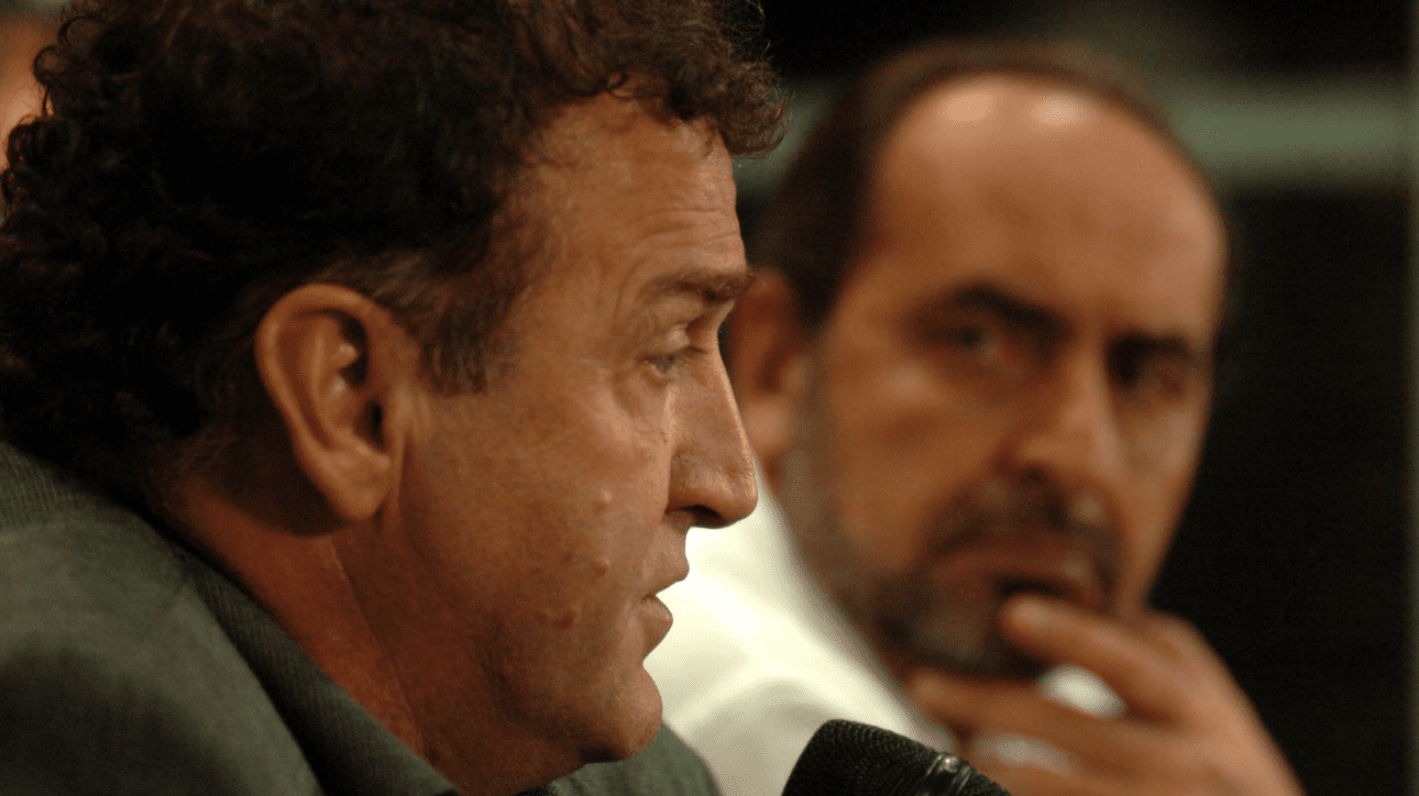 Cuca em primeiro plano; Alexandre Kalil em segundo plano, olhando para o treinador (foto: Alexandre Guzanshe/EM/D.A Press.)