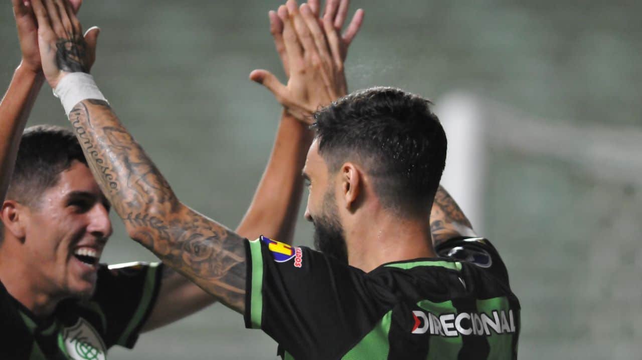 Jogadores do América comemoram gol na Copa Sul-Americana (foto: Alexandre Guzanshe/EM/D.A Press)