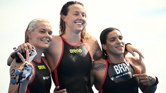 Leonie Back, Sharon Van Rouwendaal e Ana Marcela Cunha (foto:  Philip Fong/AFP)