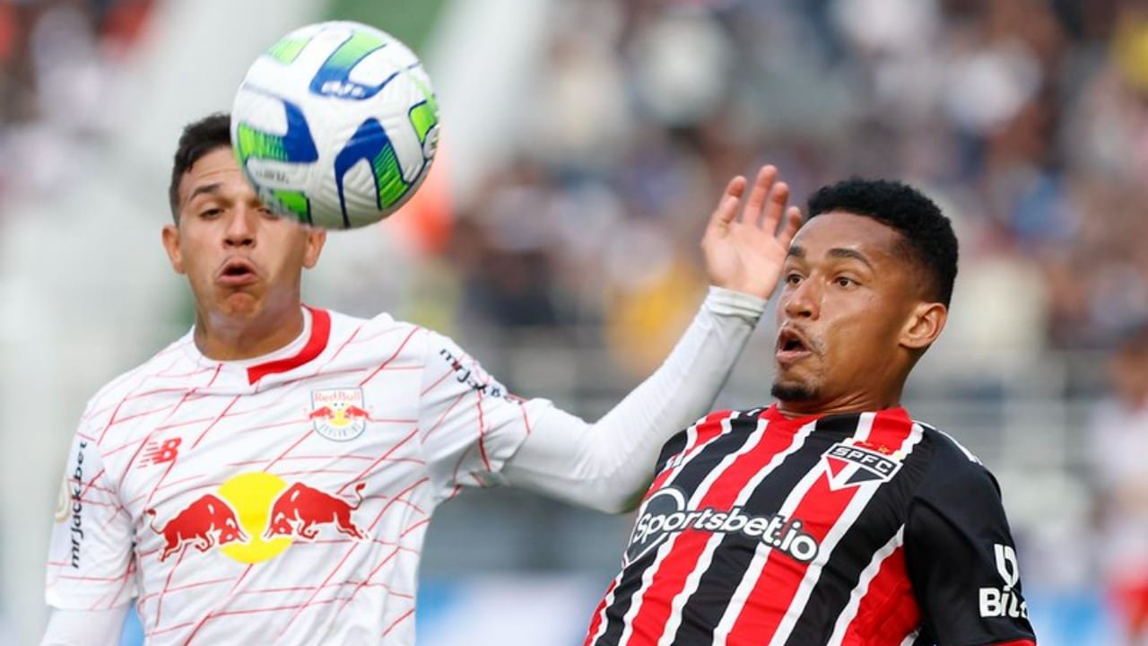 Jogadores de Bragantino e São Paulo (foto: Rubens Chiri/São Paulo)