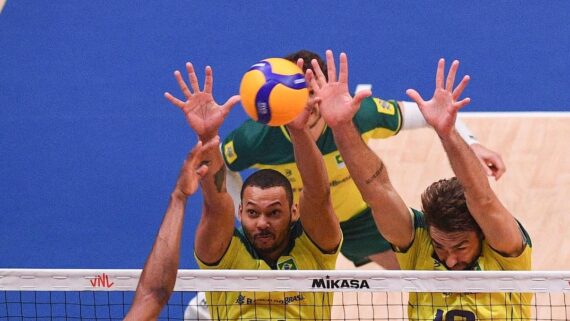 Brasil em ação na Liga das Nações de vôlei masculino (foto: TED ALJIBE/AFP)