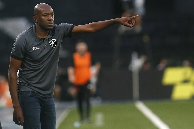 Cláudio Caçapa comanda o Botafogo em partida (foto: Vítor Silva/Botafogo)