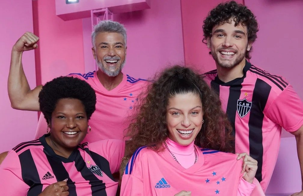 Camisas cor de rosa de Atlético e Cruzeiro (foto: Divulgação)