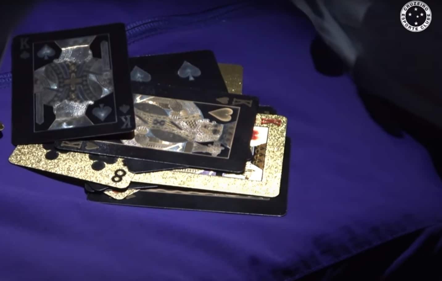Baralho dos jogadores do Cruzeiro (foto: Reprodução/YouTube/Cruzeiro)