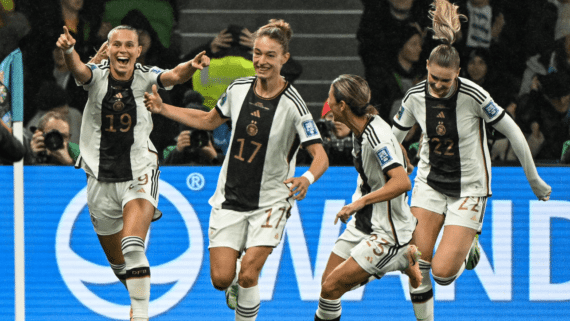 Jogadoras da Alemanha comemorando (foto: William West/AFP)