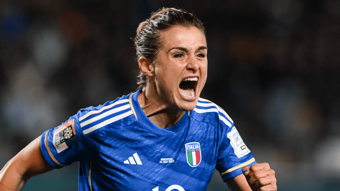 Cristiana Girelli comemorando gol (foto: Saeed Khan/AFP)