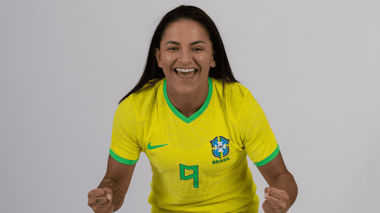 Debinha durante sessão de fotos da CBF (foto: Thais Magalhães/CBF)