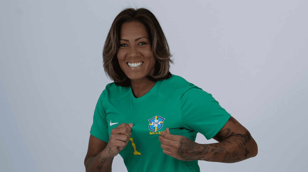 Bárbara durante sessão de fotos da CBF (foto: Thais Magalhães/CBF)