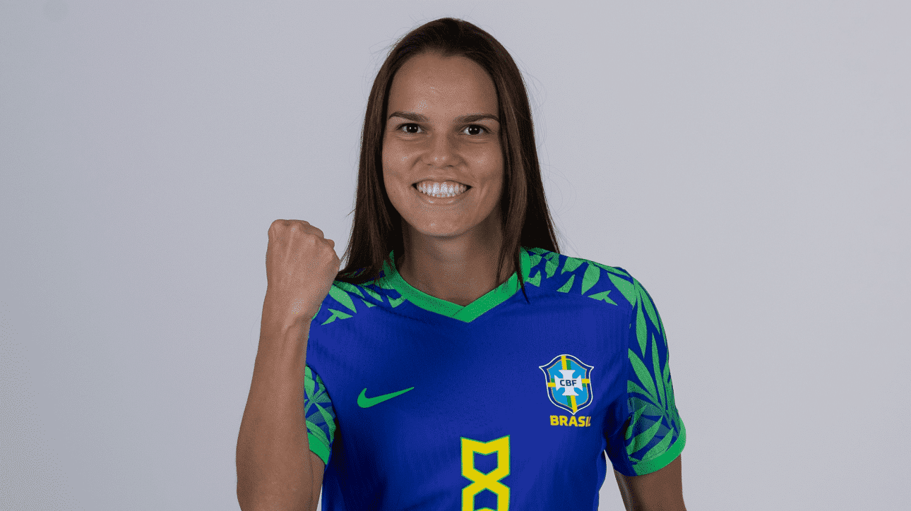 Ana Vitória durante sessão de fotos da CBF (foto: Thais Magalhães/CBF)