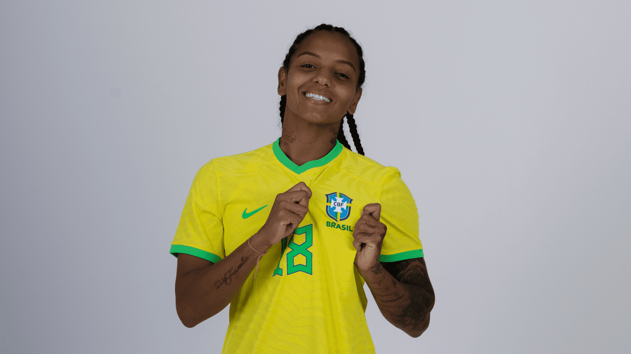 Geyse durante sessão de fotos da CBF (foto: Thais Magalhães/CBF)