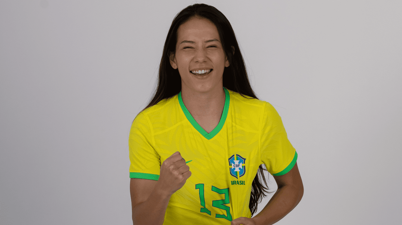 Bruna durante sessão de fotos da CBF (foto: Thais Magalhães/CBF)