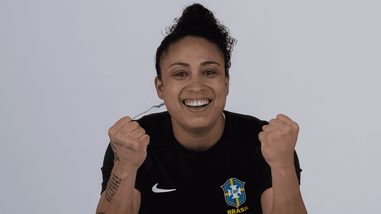 Letícia na sessão de fotos da CBF (foto: Thais Magalhães/CBF)