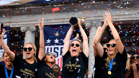 Megan Rapinoe e colegas de time comemorando o título da Copa de 2019 em frente ao City Hall (foto: Johannes Eisele/AFP)