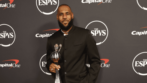 LeBron James durante premiação do ESPY (foto: Frazer Harrison/Getty Images North America/AFP)