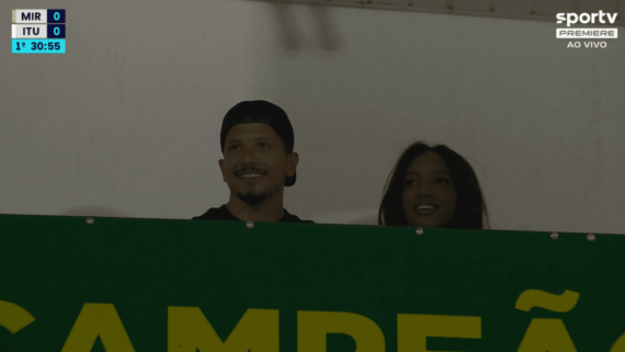 Yuri Lima e Iza assistindo Mirassl e Ituano (foto: Reprodução/SporTV)