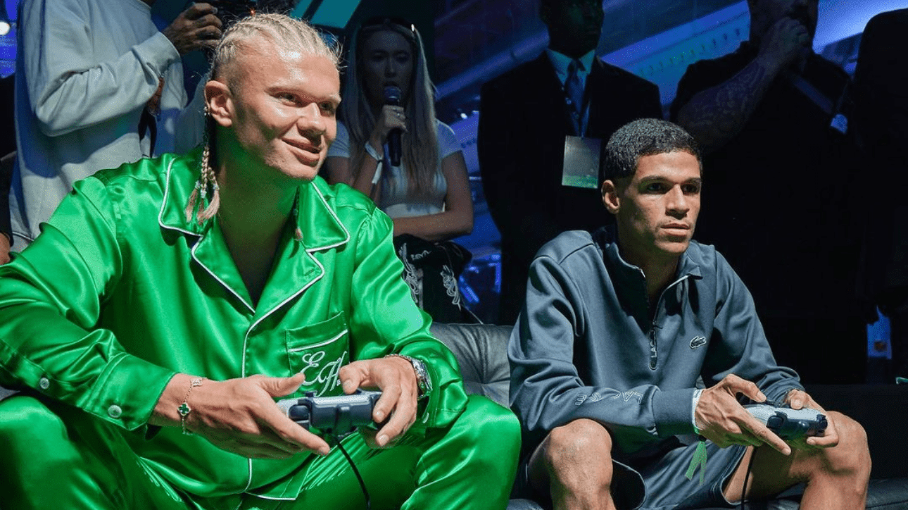 Haaland e Luva de Pedreiro jogando vídeo game (foto: Reprodução Instagram)