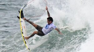 Brasileiro Filipe Toledo durante competição de surfe - Crédito: 