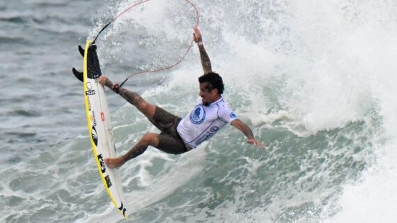 Brasileiro Filipe Toledo em manobra de surfe (foto: MARVIN RECINOS / AFP)