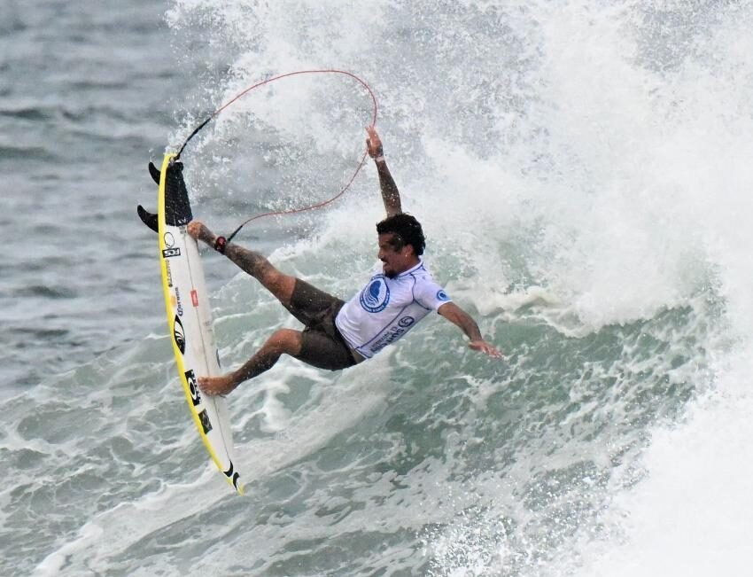 Brasileiro Filipe Toledo em manobra de surfe (foto: MARVIN RECINOS / AFP)