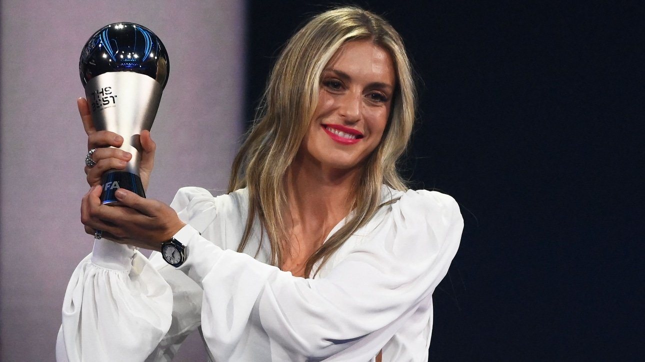 A espanhola Alexia Putellas com o prêmio de melhor jogadora do mundo em 2022 (foto: FRANCK FIFE / AFP)