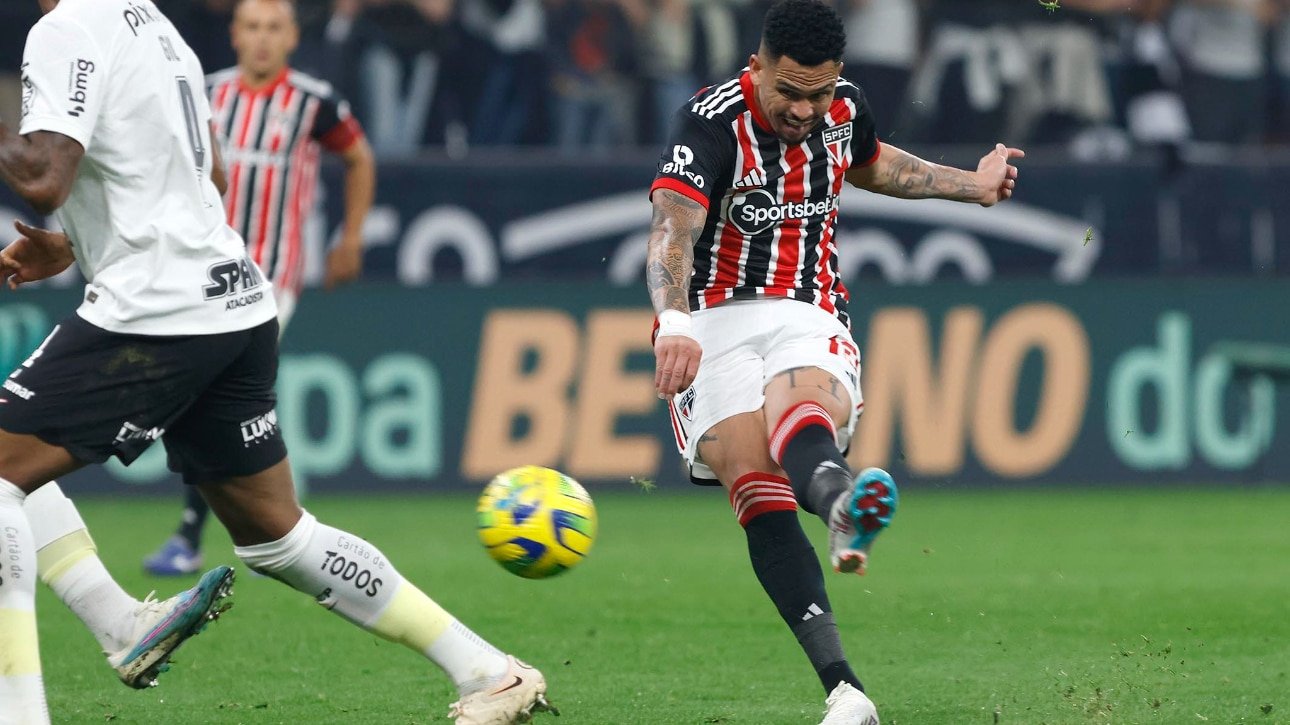 Luciano finalizando contra o Corinthians (foto: Rubens Chiri/Saopaulofc.net)