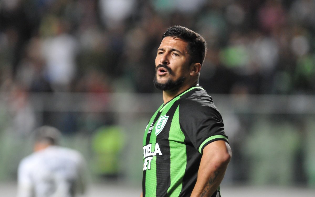 Aloísio, atacante do América-MG em jogo contra o Corinthians pela Copa do Brasil (foto: Alexandre Guzanshe/EM/D.A. Press)