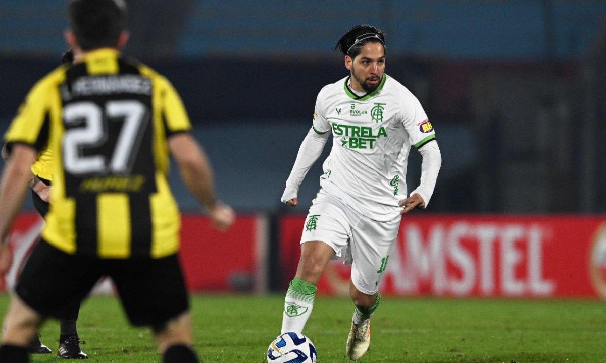 Benítez, meia do América em jogo pela Sul-Americana (foto: AFP)