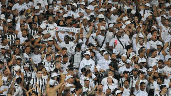 Torcida do Atlético em jogo contra o Flamengo (foto: Alexandre Guzanshe/EM D.A Press)