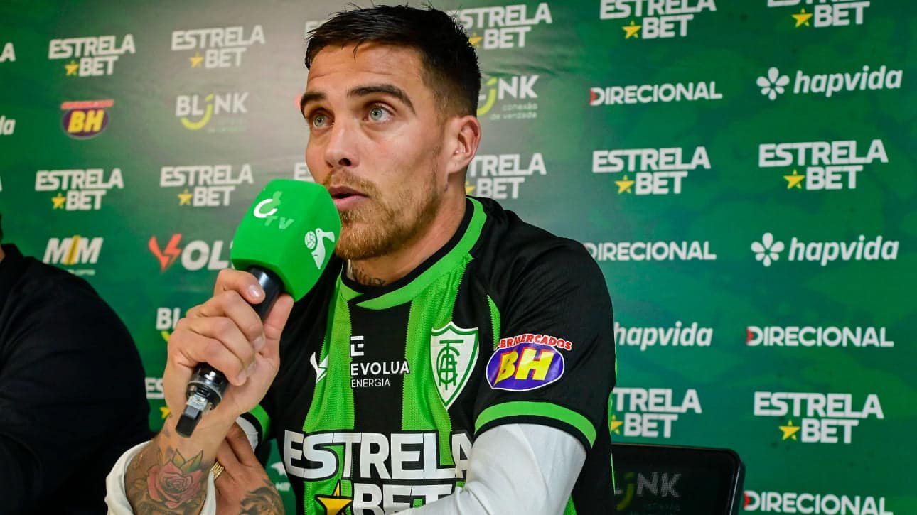 Javier Méndez sendo apresentado como volante do América (foto: Mourão Panda / América)