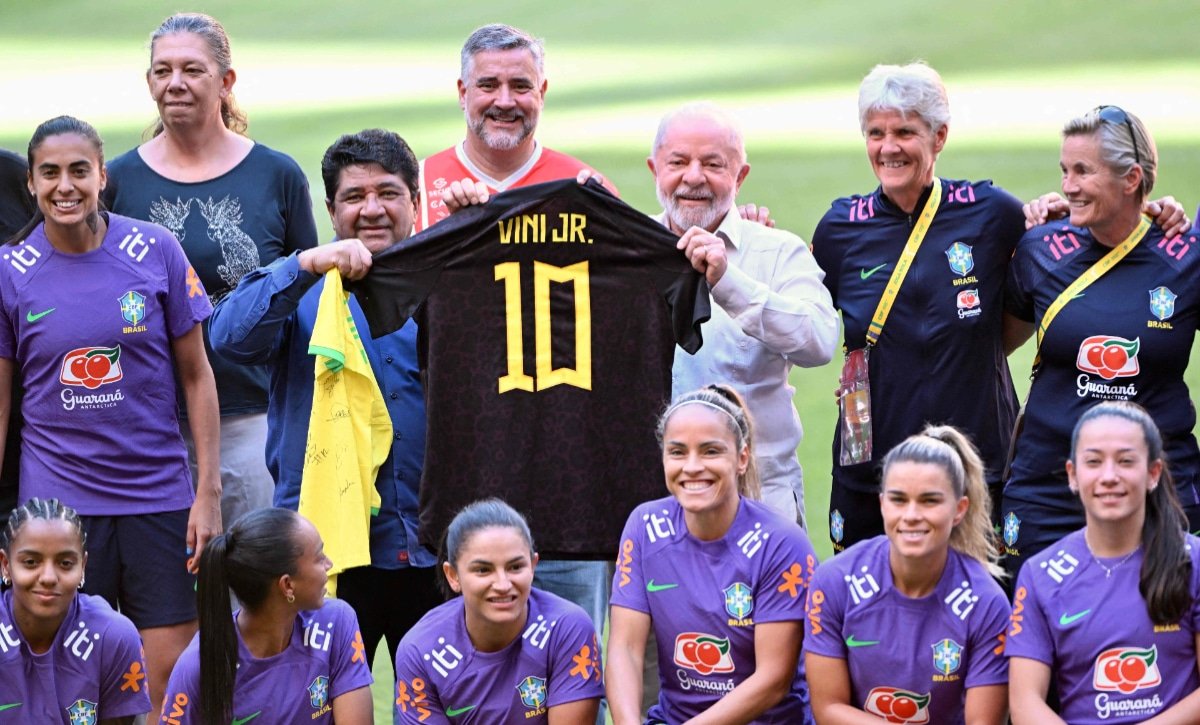 Lula ao lado de jogadoras no Mané Garrincha (foto: AFP)