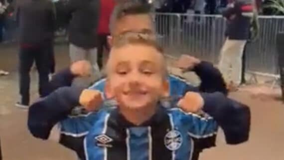 Torcedores do Grêmio repetindo gesto de Gabigol (foto: Reprodução redes sociais)