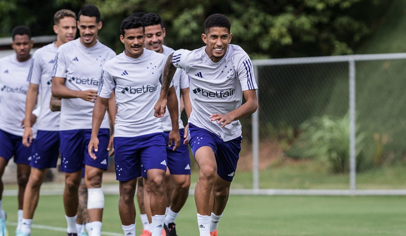 Time do Cruzeiro em treino na Toca da Raposa (foto: Gustavo Aleixo/Cruzeiro)