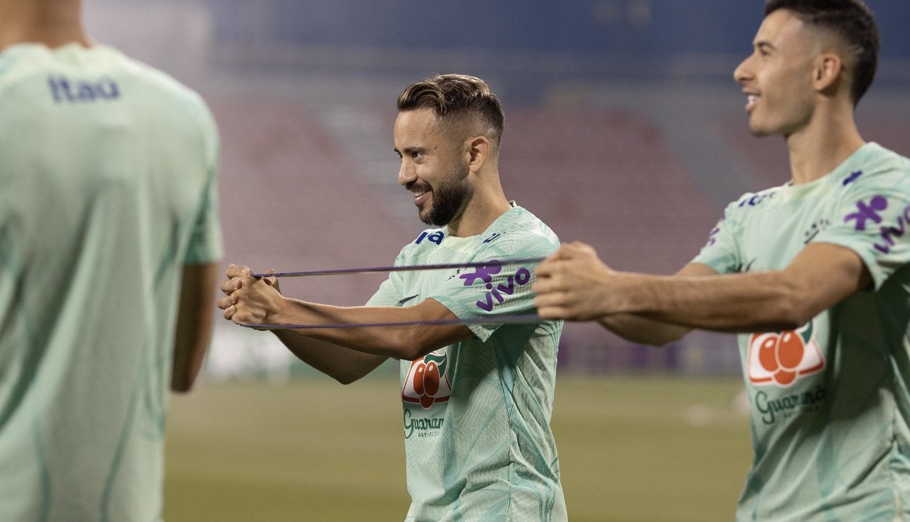 Everton Ribeiro em treino da Seleção Brasileira no Catar (foto: Lucas Figueiredo/CBF)