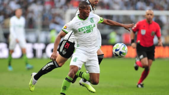 Juninho, volante do América-MG, em jogo contra o Atlético-MG (foto: Alexandre Guzanshe/EM/D.A. Press)