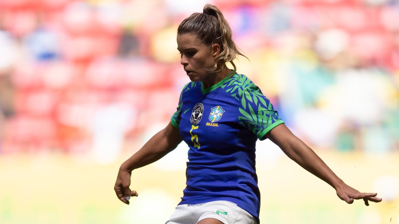 Tamires em campo pela Seleção Brasileira contra o Chile (foto: Thais Magalhães/CBF)