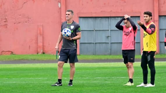 Vagner Mancini em treino do América no Chile (foto: Mourão Panda/América)