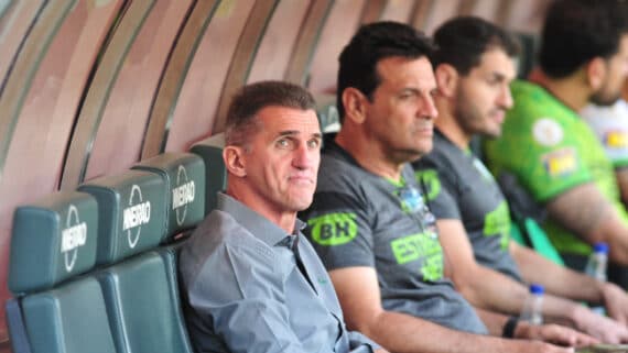 Vagner Mancini, técnico do América-MG, no banco de reservas em jogo contra o Atlético-MG (foto: Alexandre Guzanshe/EM/D.A. Press)