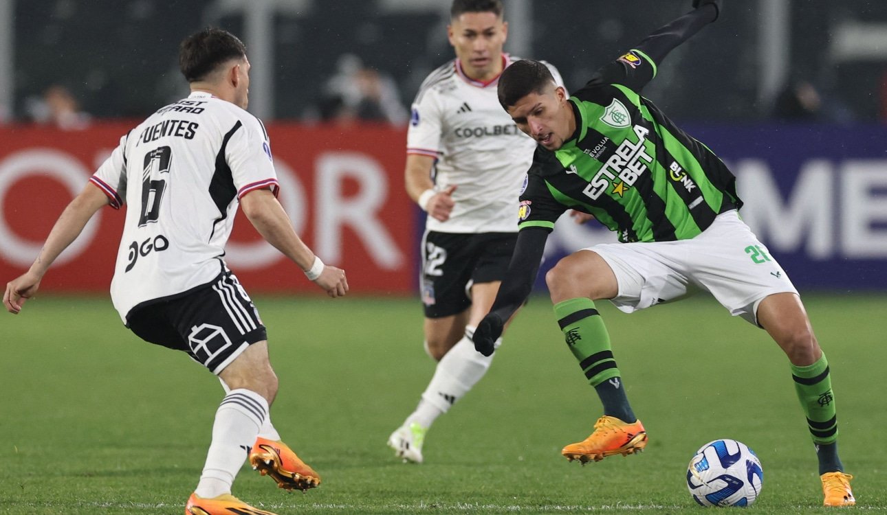 Jogadores do Colo-Colo comemorando gol em jogo contra o América, pela Sul-Americana (foto: AFP)