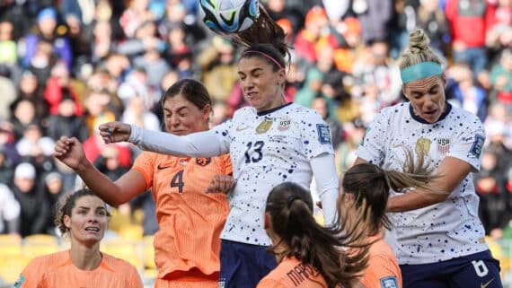 Alex Morgan cabeceando a bola no alto (foto: Marty MELVILLE / AFP)